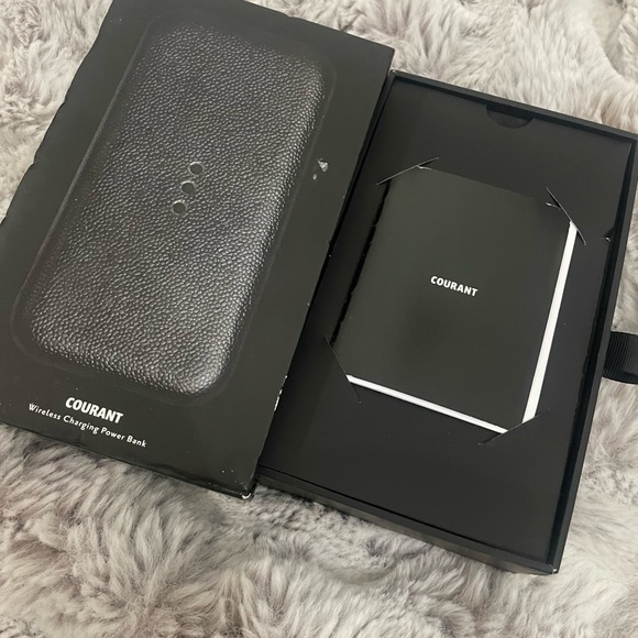 Courant Carry Wireless Charging Power Bank Black. 10W Output/5w Input Wireless - Picture 4 of 4